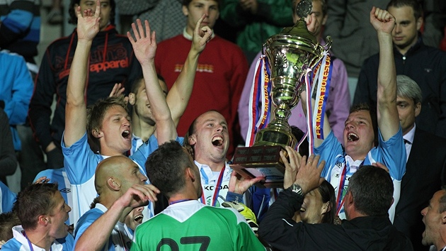 POHÁR JE NÁŠ. Fotbalisté Mladé Boleslavi se těší z trofeje pro vítěze Ondrášovka Cupu. POHÁR JE NÁŠ. Fotbalisté Mladé Boleslavi se těší z trofeje pro vítěze Ondrášovka Cupu.