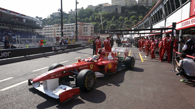 Fernando Alonso ped tréninkem na Velkou cenu Monaka vyjídí z box. 