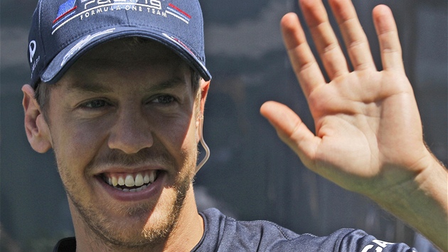 J TO ZVLDNU. Sebastian Vettel z Red Bullu m svm pznivcm ped Velkou cenou panlska.