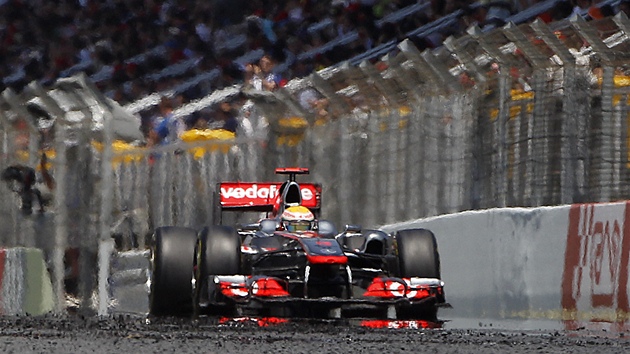 POVEDEN VKON. Lewisu Hamiltonovi z McLarenu se Velk cena panlska povedla.