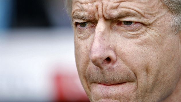 ZAMYŠLENÝ KOUČ. Arsene Wenger, trenér Arsenalu, sleduje během zápasu své svěřence. ZAMYŠLENÝ KOUČ. Arsene Wenger, trenér Arsenalu, sleduje během zápasu své svěřence.