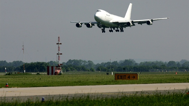 Boeing 747 Jumbo pistává na Letiti Leoe Janáka v Monov.