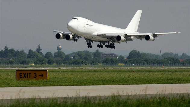 Boeing 747 Jumbo pistává na Letiti Leoe Janáka v Monov.