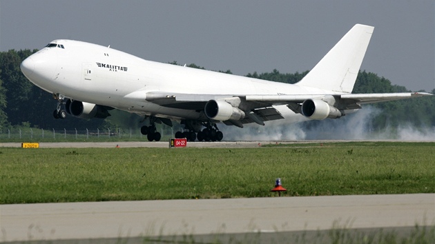 Boeing 747 Jumbo přistává na Letišti Leoše Janáčka v Mošnově. Boeing 747 Jumbo přistává na Letišti Leoše Janáčka v Mošnově.