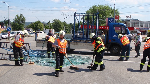 Náklad sklenných tabulí rozsypaný po silnici ve Zlín.