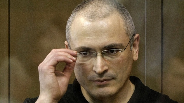 Michail Chodorkovskij stojí za sklem v soudní místnosti. (24. kvtna 2011)