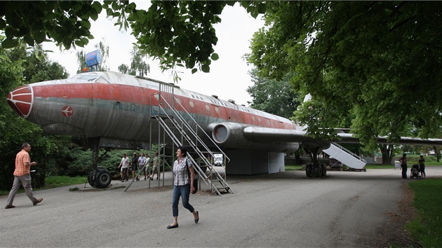 Známé olomoucké letadlo, sovtský Tupolev TU-104A, které stojí u bazénu od roku...