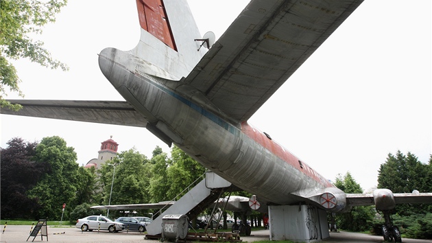 Známé olomoucké letadlo, sovtský Tupolev TU-104A, které stojí u bazénu od roku...