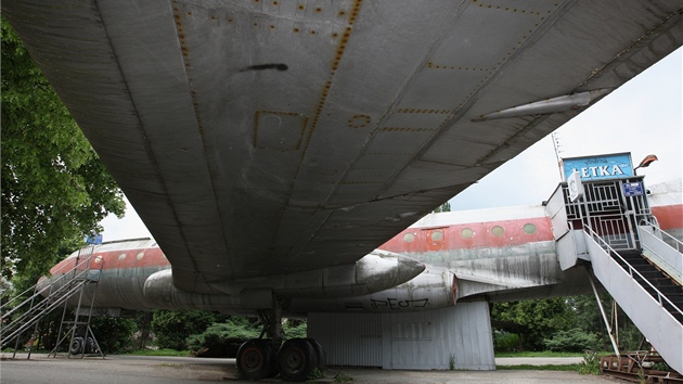 Známé olomoucké letadlo, sovtský Tupolev TU-104A, které stojí u bazénu od roku...