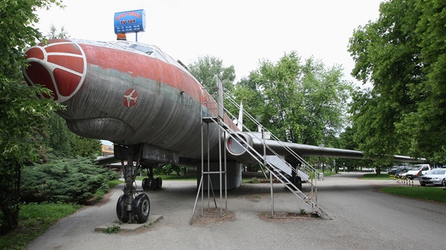 Znm olomouck letadlo, sovtsk Tupolev TU-104A, kter stoj u baznu od roku 1975, je nyn u v pomrn patnm stavu. Uvnit byl non bar.