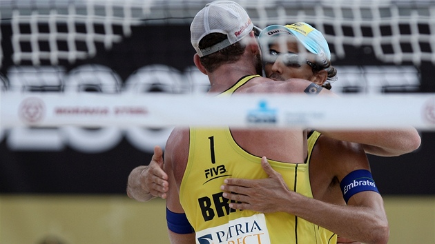Brazilští plážoví volejbalisté Alison (vlevo) a Emanuel během turnaje v Praze. Brazilští plážoví volejbalisté Alison (vlevo) a Emanuel během turnaje v Praze.