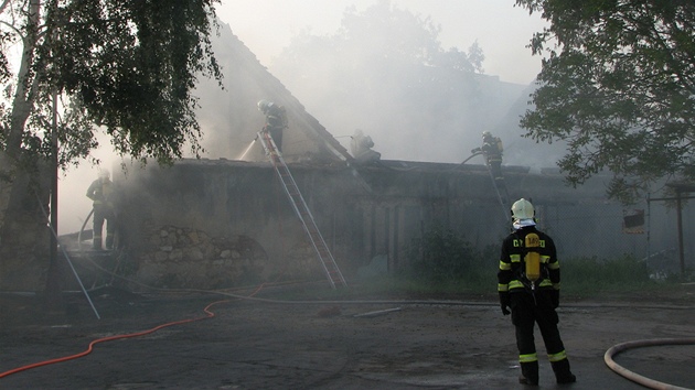 Poár skladu svíek a dekorativních pedmt v Hruovanech u Brna.