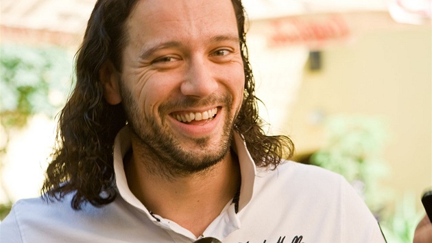 Michal Kavalk roky nosil dlouh vlasy.