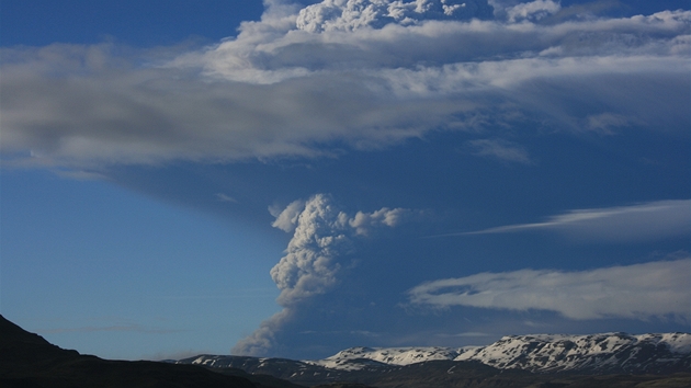 Islandská sopka chrlí popel u tvrtým dnem.
