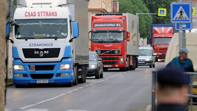 Čeští autodopravci 29. dubna zhruba hodinu s asi stovkou kamionů protestovali v Litoměřicích. Čeští autodopravci 29. dubna zhruba hodinu s asi stovkou kamionů protestovali v Litoměřicích.