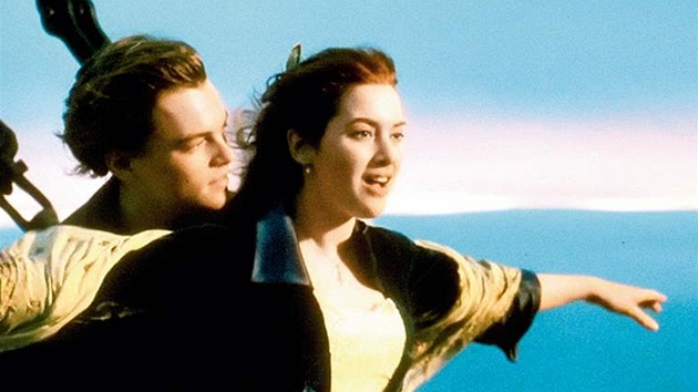 Leonardo DiCaprio a Kate Winsletová v hlavních rolích ve  filmu TItanic