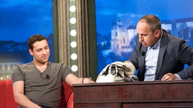 Brankář Ondřej Pavelec u Jana Krause Brankář Ondřej Pavelec u Jana Krause