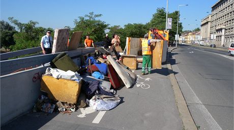 Zamstnanci TSK vytahuj nepodek, kter nanosili pod most bezdomovci.