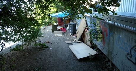 Bydlení bezdomovc u Hlávkova mostu.