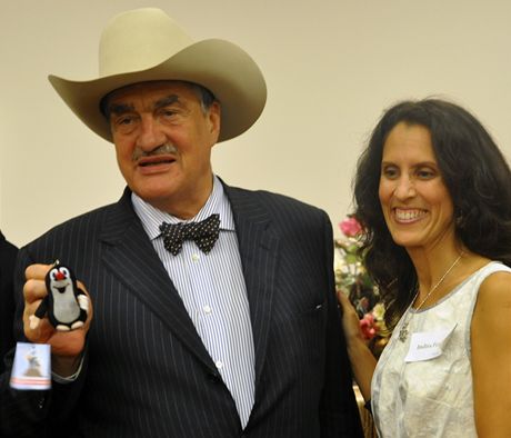 Ministr zahranií Karel Schwarzenberg pózuje 29. kvtna v Houstonu s figurkou krteka. Vedle nj v bílých atech stojí Indira Feustelová.