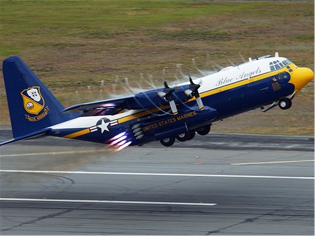 Fat Albert skupiny Blue Angels vzlt pomoc raket JATO.