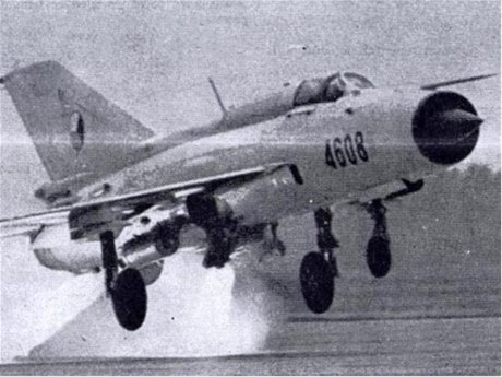 MiG-21PFM vzltajc pomoc raketovch motor SPRD-99.