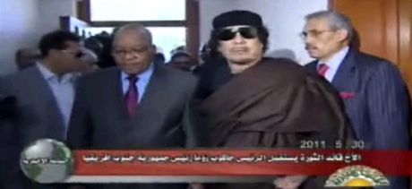 Jihoafrický prezident Jacob Zuma (vlevo) s libyjským vdcem Muammarem Kaddáfím (31. kvtna 2011)