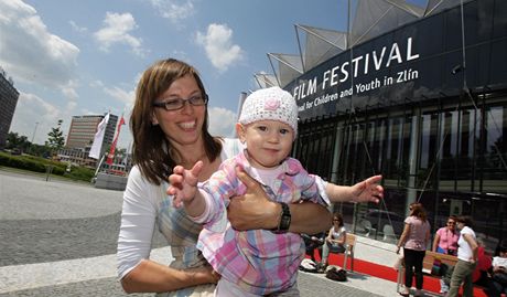 Eva Bosáková s dcerou Eleonorou ped Kongresovým centrem ve Zlín - srdcem festivalového dní.
