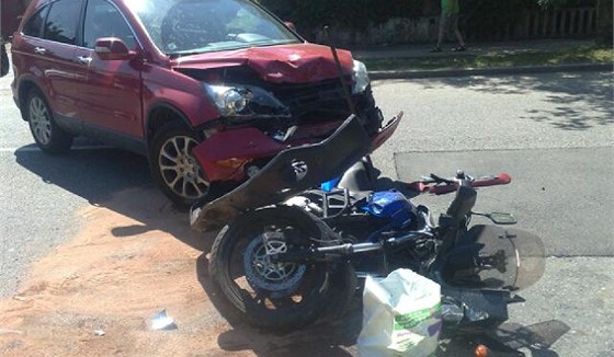 Nehoda motocyklu a osobního auta v Praze 4
