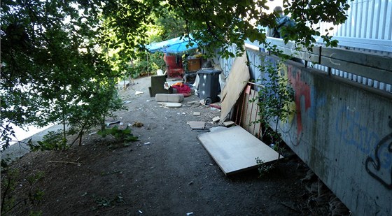 Bydlení bezdomovc u Hlávkova mostu.