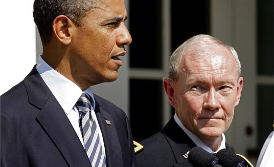 Prezident Barack Obama oznamuje nominaci generála Martina Dempseyho (vpravo) do ela ozbrojených sil (30. kvtna 2011)
