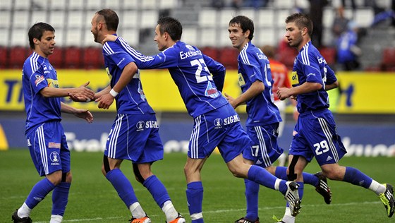 Olomoutí fotbalisté blahopejí Jakubu Petrovi (druhý zleva) ke gólu.