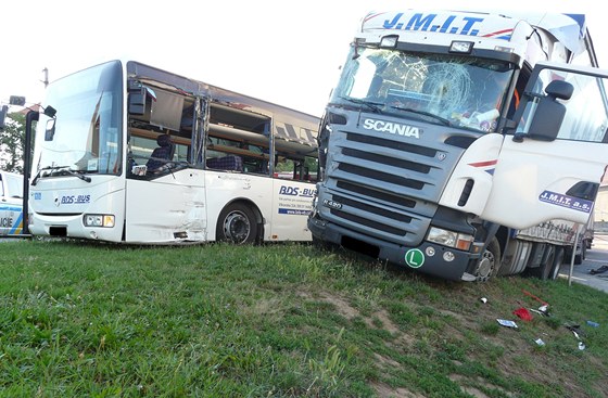 Na Znojemsku se v úterý ráno srazil kamion s autobusem, sedm lidí skonilo v nemocnici.