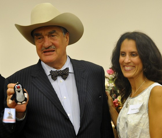 Ministr zahranií Karel Schwarzenberg pózuje 29. kvtna v Houstonu s figurkou krteka. Vedle nj v bílých atech stojí Indira Feustelová.