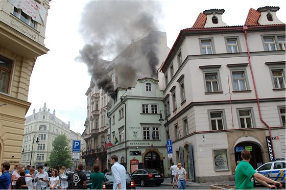 Poár domu v Dlouhé ulici v Praze (31. 5. 2011)