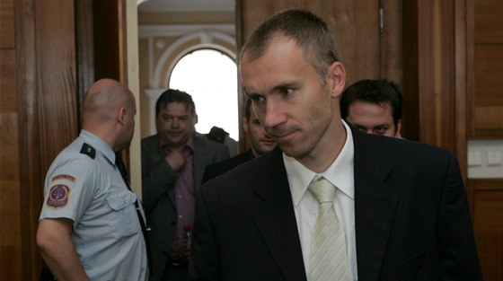 Branká Petr Drobisz u olomouckého soudu, který projednává pípad údajné korupce.