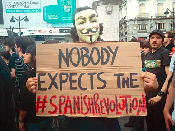 Protestující v Madridu 17. kvtna drí ceduli s odkazem na Twitter.