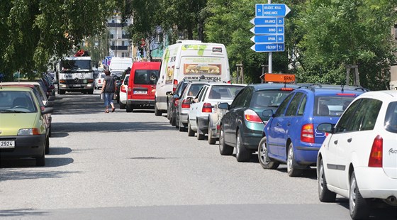 Nejdelí kolony v Hraditi se tvoí od centra smrem na Jaroov. Ilustraní foto