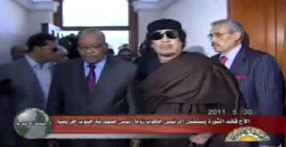 Jihoafrický prezident Jacob Zuma (vlevo) s libyjským vdcem Muammarem Kaddáfím (31. kvtna 2011)