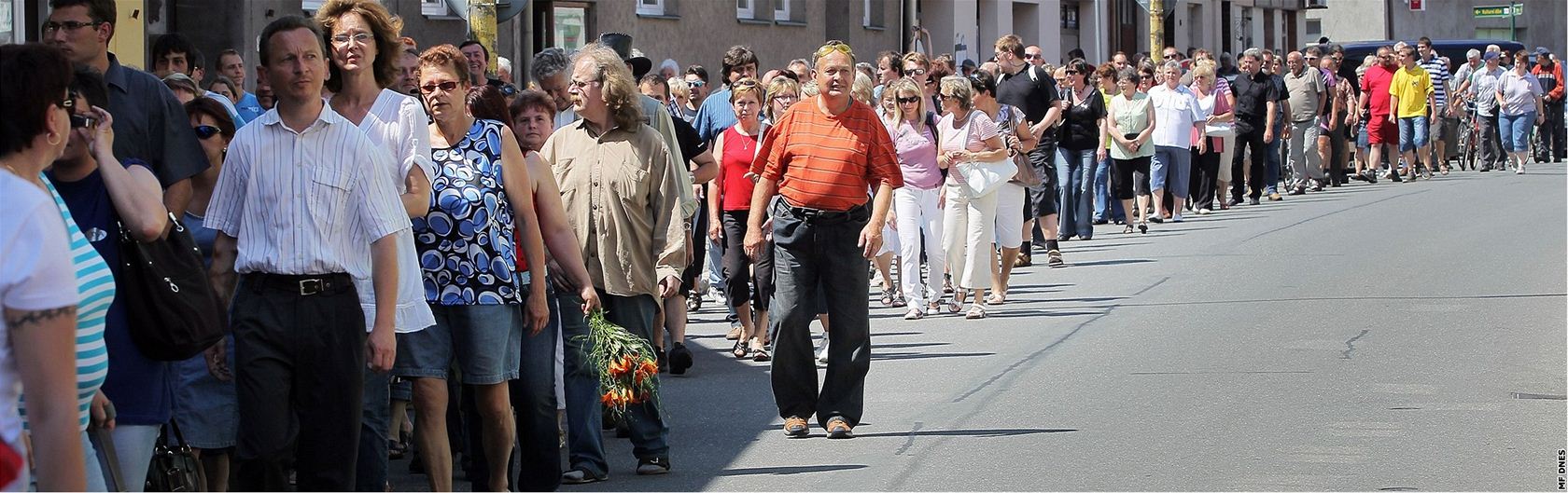 Zamstnanci sobslavské Jitony se smutením pochodem louí s podnikem, který po 50 letech ve mst 31. kvtna skonil.