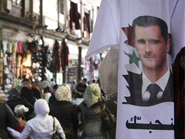 Syan prochzej v Damaku kolem trika s portrtem prezidenta Bara Asada (30. kvtna 2011)