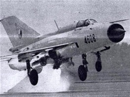 MiG-21PFM vzltajc pomoc raketovch motor SPRD-99.