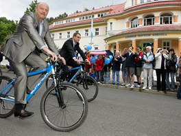 Hejtman Josef Novotn pi spanil jzd cyklist u pleitosti zahjen lzesk sezony v Jchymov.