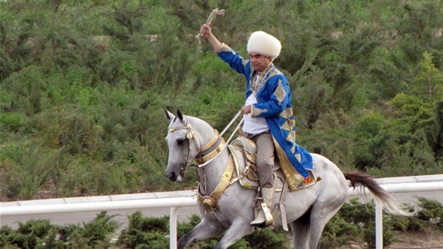 Turkmenský prezident Gurbanguli Berdymuhamedov v tradičním oděvu (23. dubna 2011) Turkmenský prezident Gurbanguli Berdymuhamedov v tradičním oděvu (23. dubna 2011)