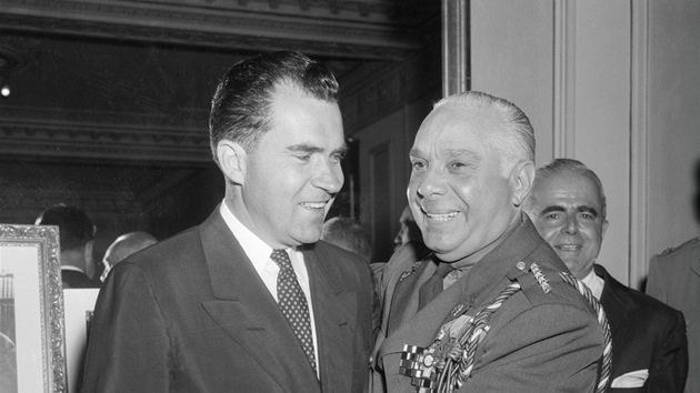 Trujillo a americký viceprezident Richard Nixon (vlevo) v roce 1955