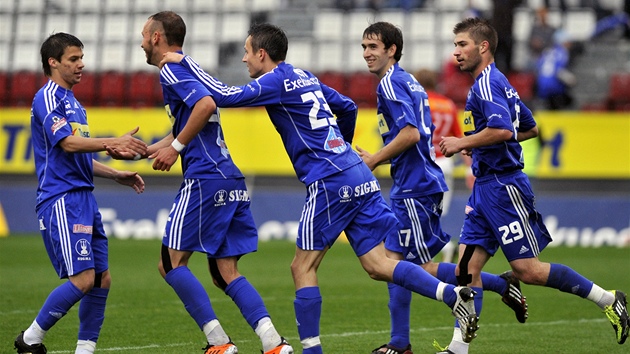Olomoučtí fotbalisté blahopřejí Jakubu Petrovi (druhý zleva) ke gólu. Olomoučtí fotbalisté blahopřejí Jakubu Petrovi (druhý zleva) ke gólu.
