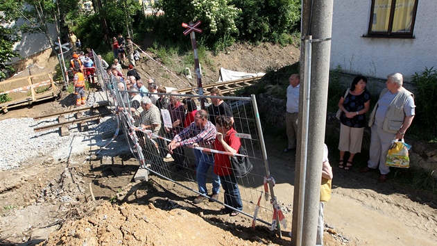 Ve Svtlé nad Sázavou usazovali v pondlí nový elezniní most.