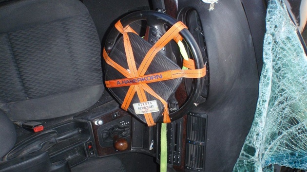 Hasii museli zajistit nevystelený airbag speciální pomckou. Nehoda BMW na okraji Hradce Králové (29. kvtna 2011)