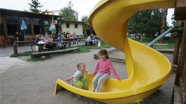 Máte radji zahrádky v ústraní mezi stromy, nebo v centru na bulváru, kde kolem tepe ivot? Hlasujte v anket. Ilustraní foto