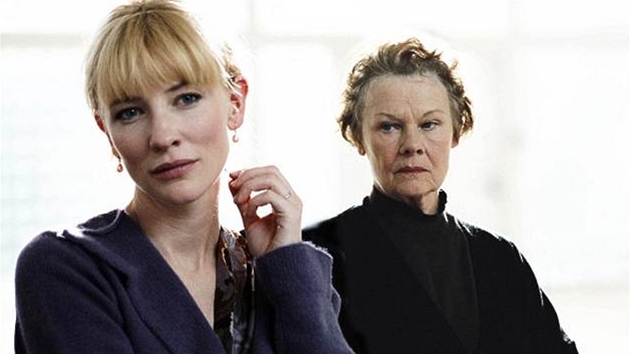 Cate Blanchett a Judi Denchová ve filmu Zápisky o skandálu (2006)